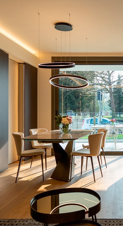 Soggiorno Arredato di Casa Tower Eden con Ampia Vetrata