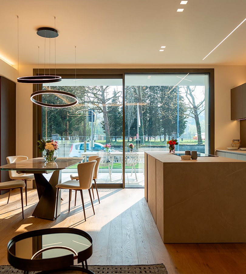 Soggiorno Arredato di Casa Tower Eden con Ampia Vetrata