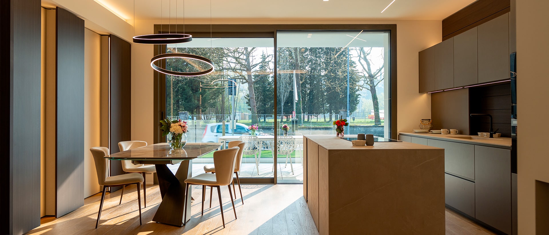 Soggiorno Arredato di Casa Tower Eden con Ampia Vetrata