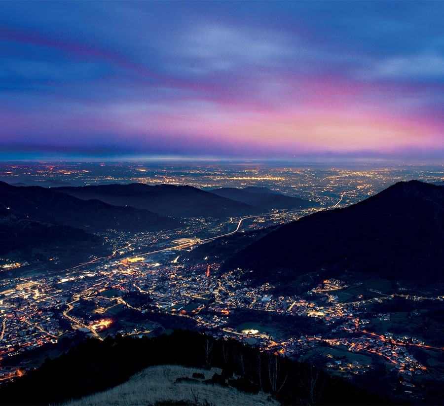 Vista Notturna del Paesaggio di Nembro