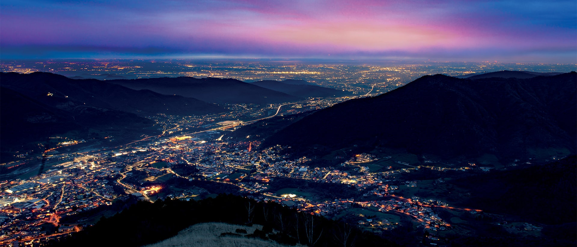 Vista Notturna del Paesaggio di Nembro