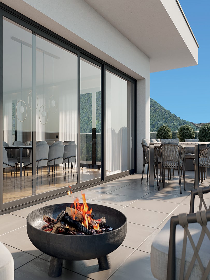 Grande Terrazza Open Living con Tavolo Apparecchiato e Vista sul Bosco Urbano